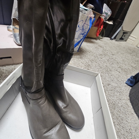 Stylish Gray Wide Calf-Tall Boots - Picture 4 of 4